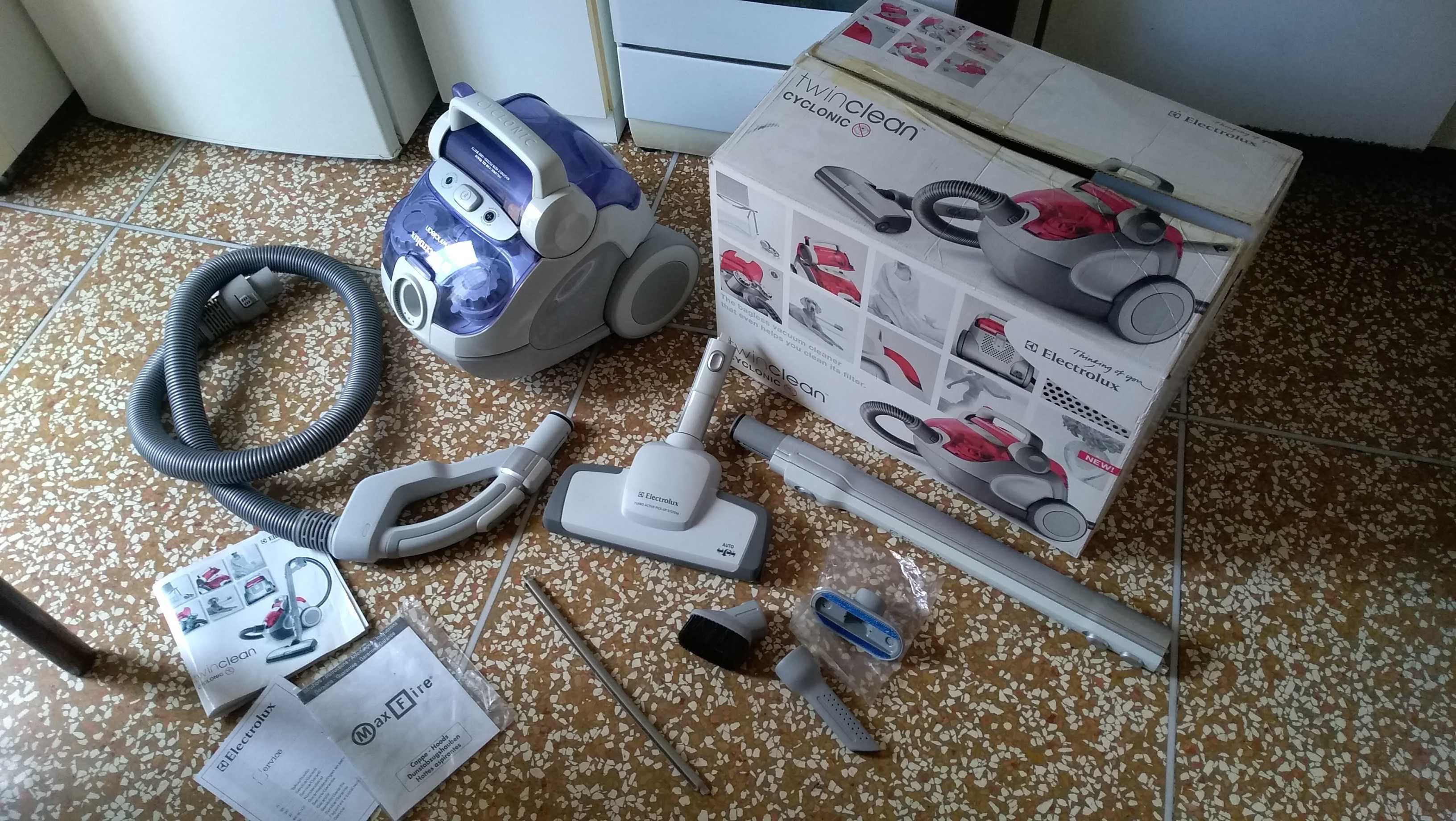 вакуумный - циклонный пылесос Electrolux TwinClean Cyclonic CM2