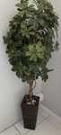 Planta artificial decorativa com vaso