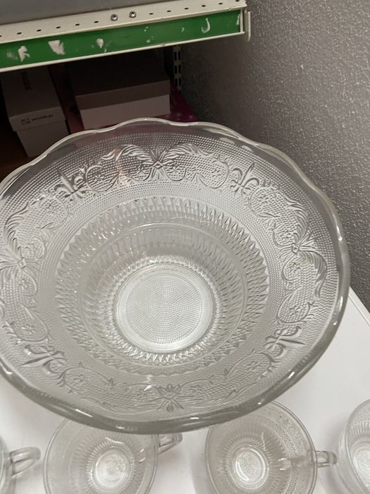 Uma tigela grande com 12,tacinhas igiais