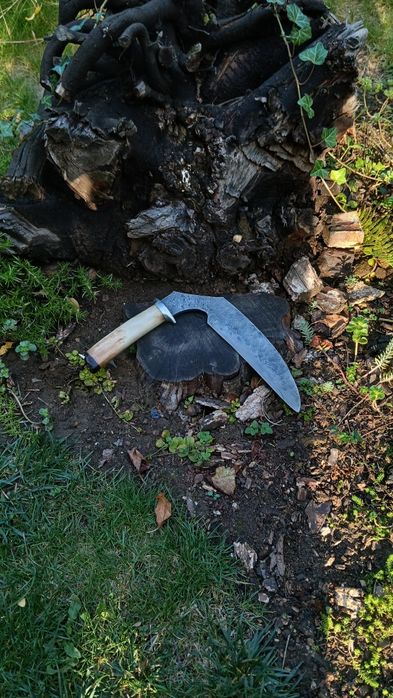 Ręcznie wykuty nóż/kosa/sierp.Knifemaking.Ręcznie rzeźbiona rękojeść.