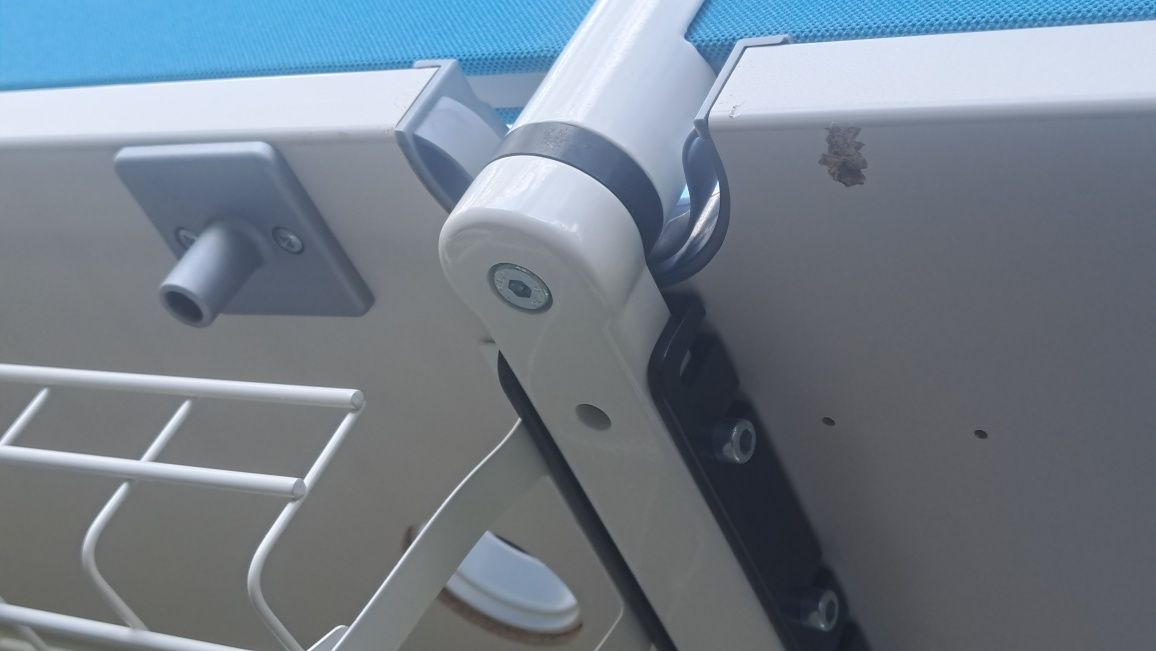 Ergonomiczne biurko, z regulacją wysokości z miejscem na kable.