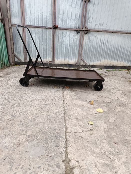 Продається тачка з двома поворотними колесами.