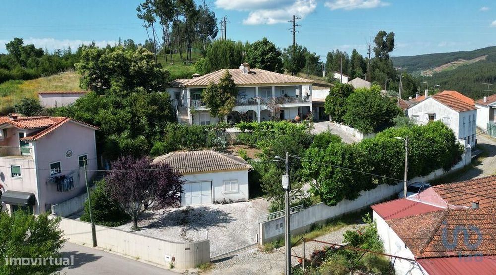 Casa de aldeia T5 em Castanheira de Pêra e Coentral de 381,00 m2