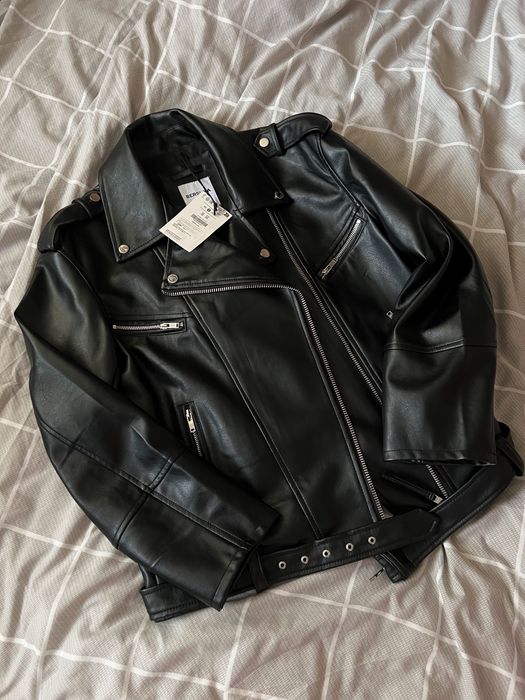 Чорна подовжена куртка косуха Bershka