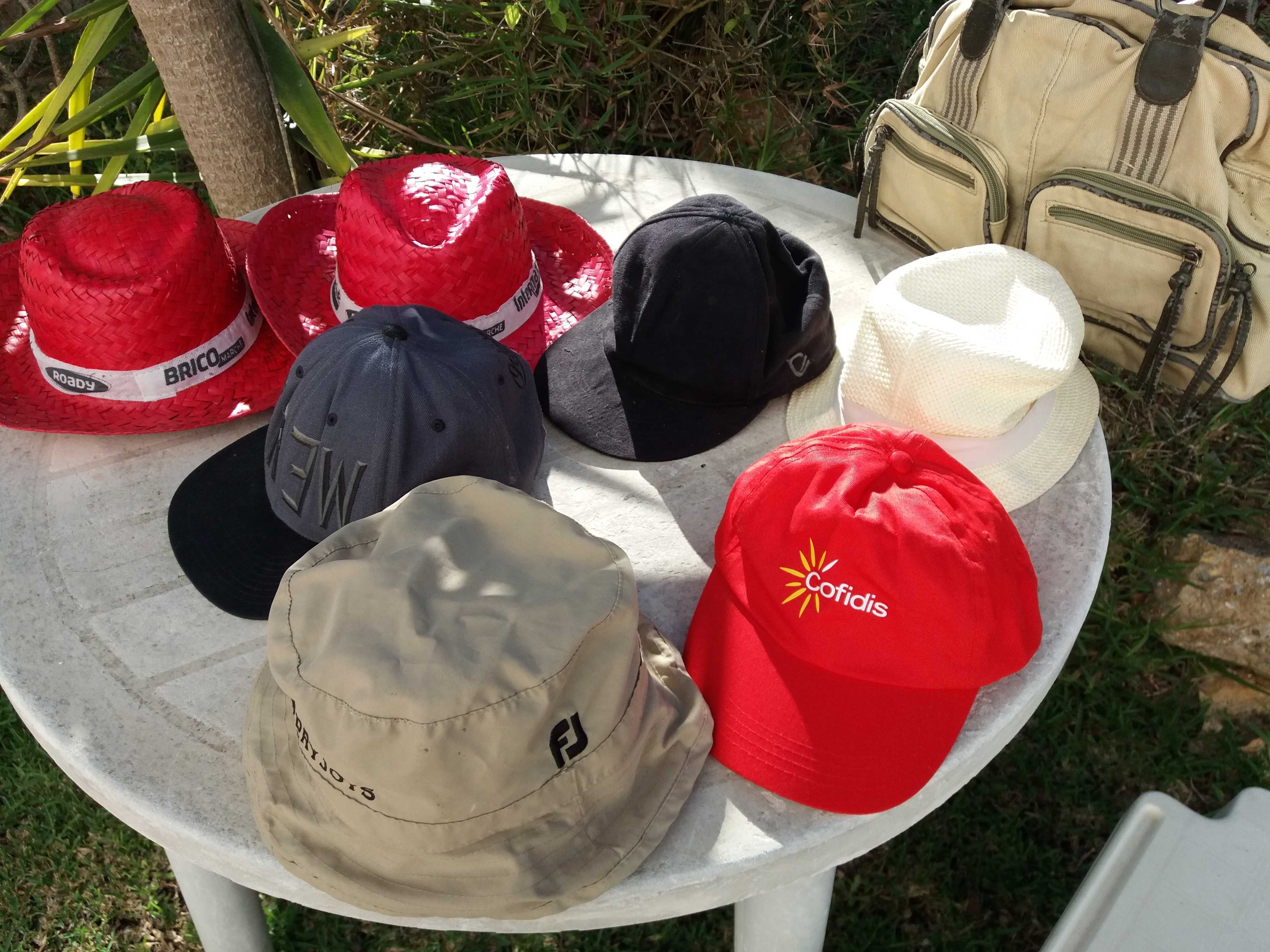 Bonés mochilas blusões ténis