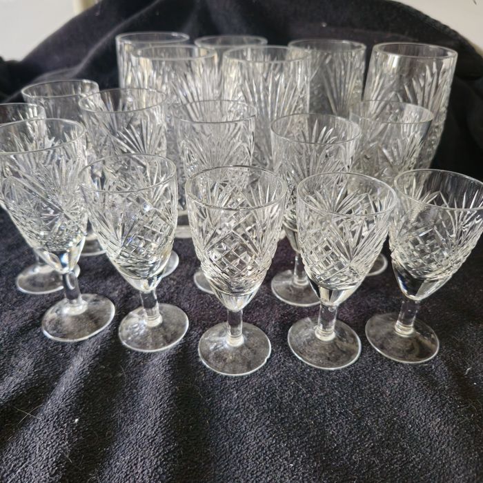 Рюмки фужеры хрустальные на ножке