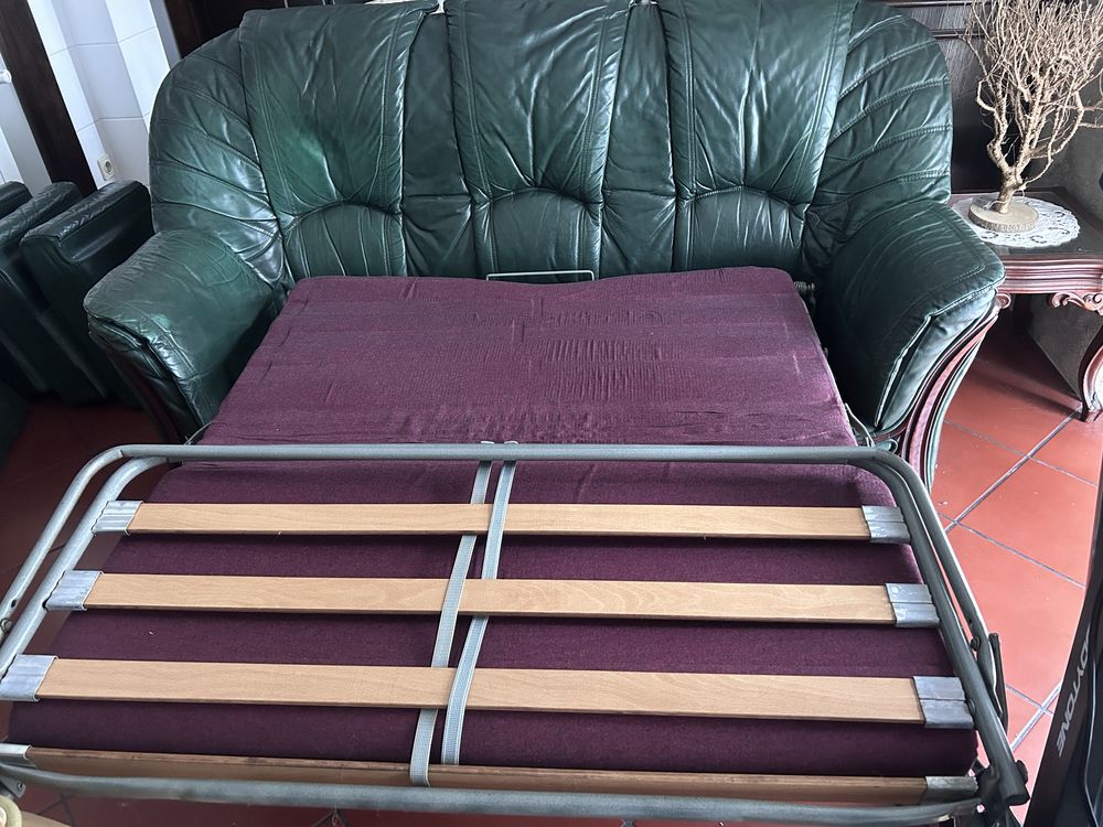 Sofá cama couro + 2 cadeirões