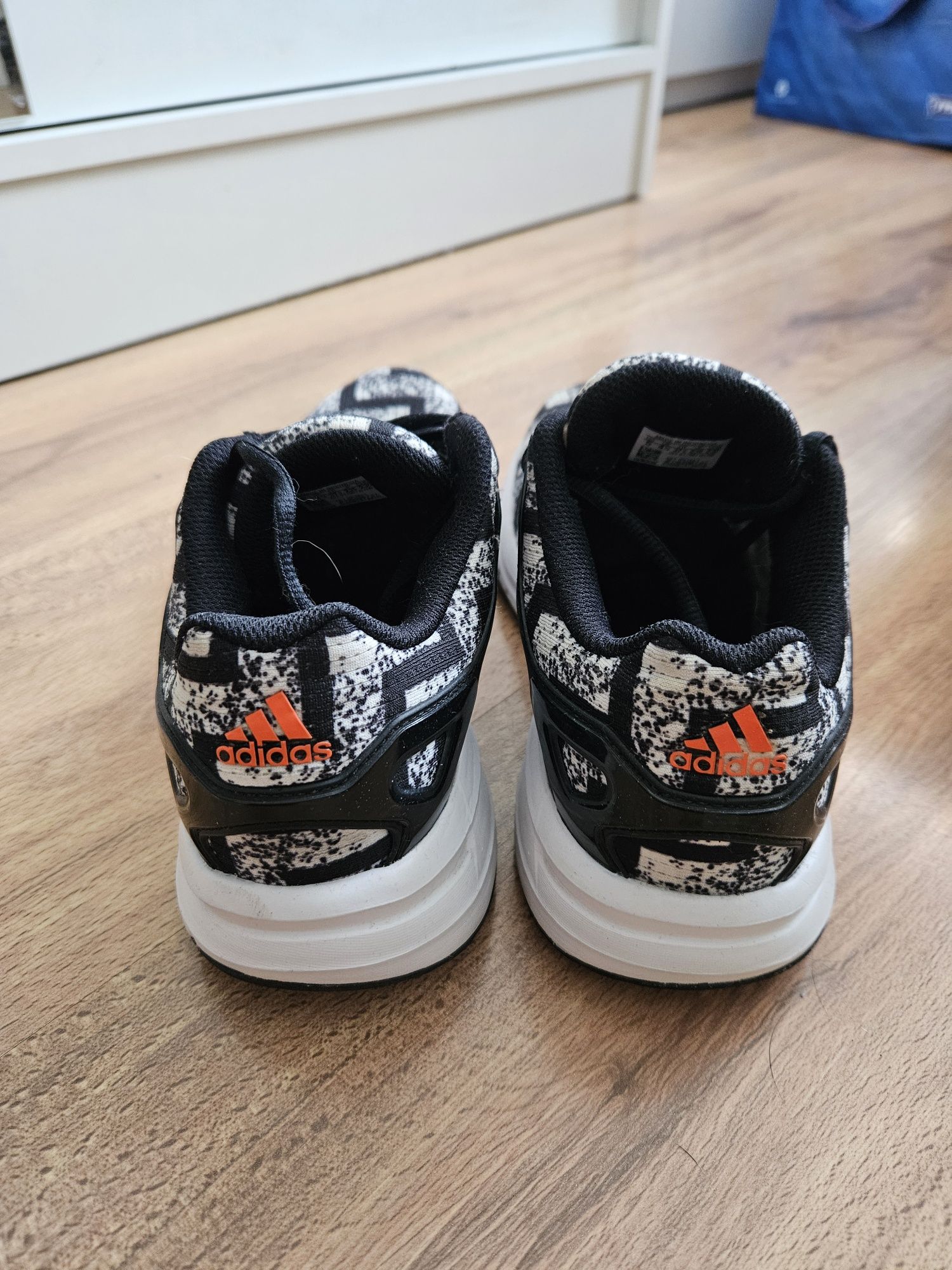 Czarno-szare buty sportowe matki Adidas
