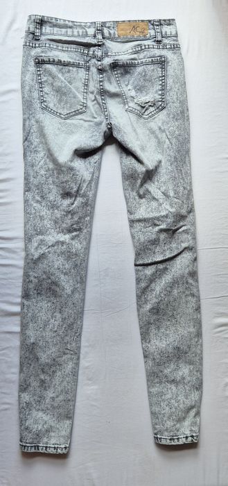 Spodnie rurki przecierane w kolorze szarym