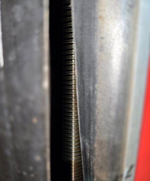 Podnosnik dwukolumnowy śrubowy