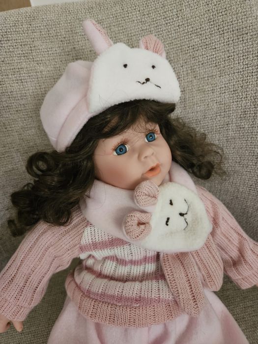Boneca vestida e com cabelo