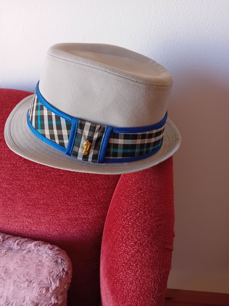 Chapéu de feltro cinzento