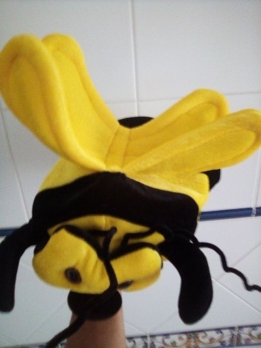 Gorro em forma de abelha