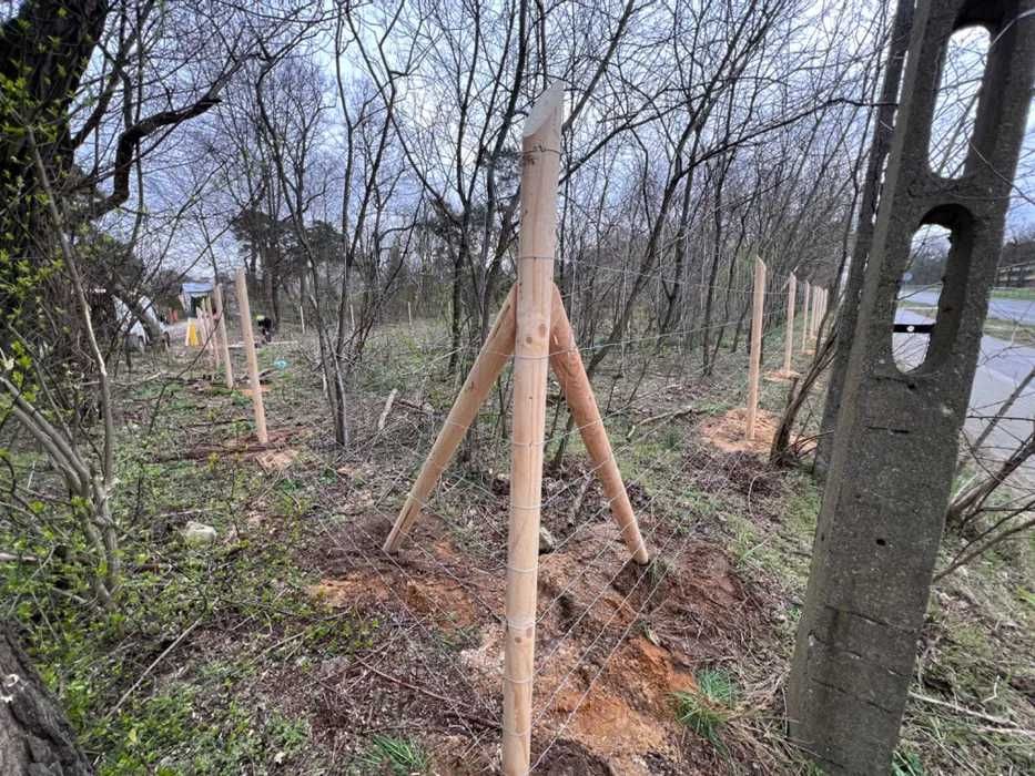 Ogrodzenie budowlane, zabezpieczenie działki siatką leśną.