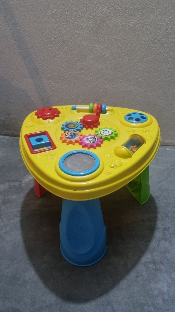 Mesa de atividades para criança