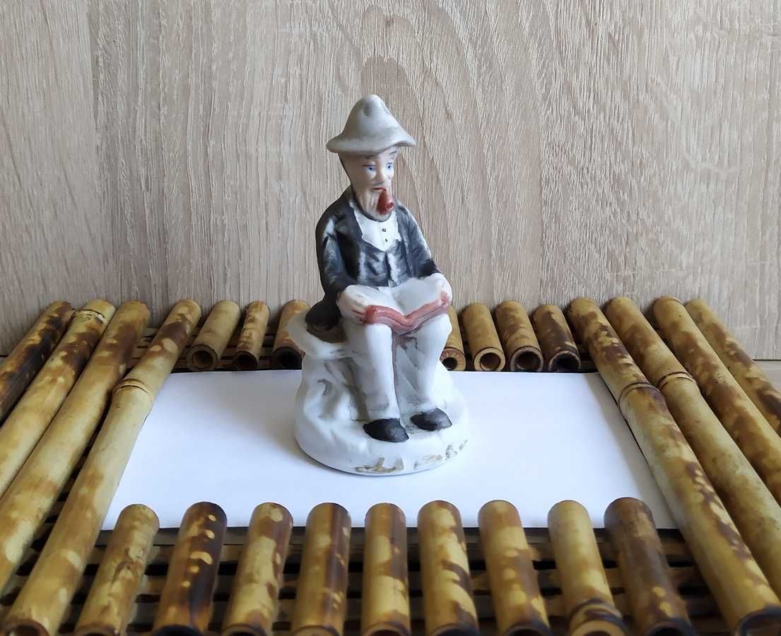 Porcelanowa figurka *Dziadek z książką*