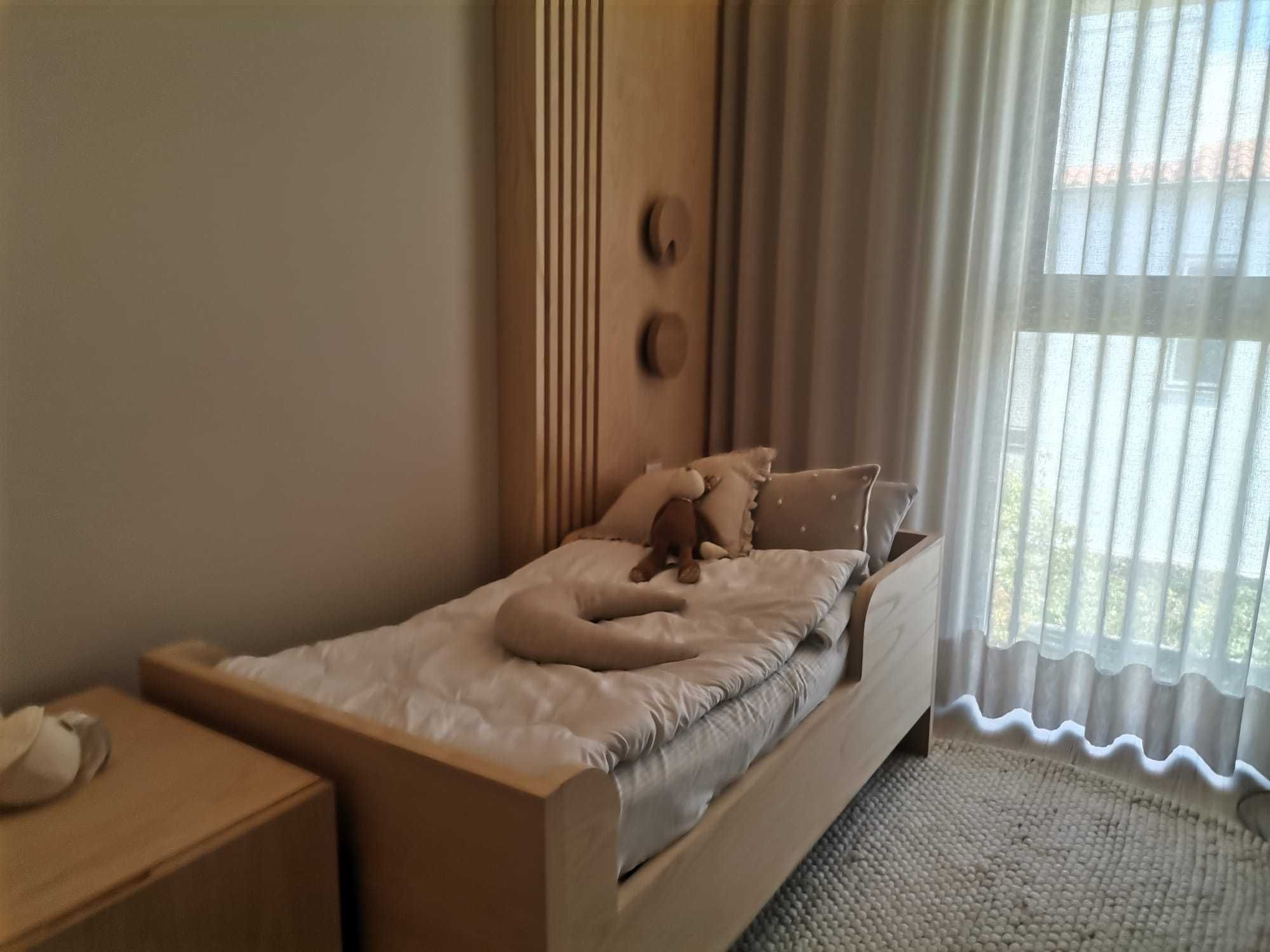 Cama criança em madeira clara