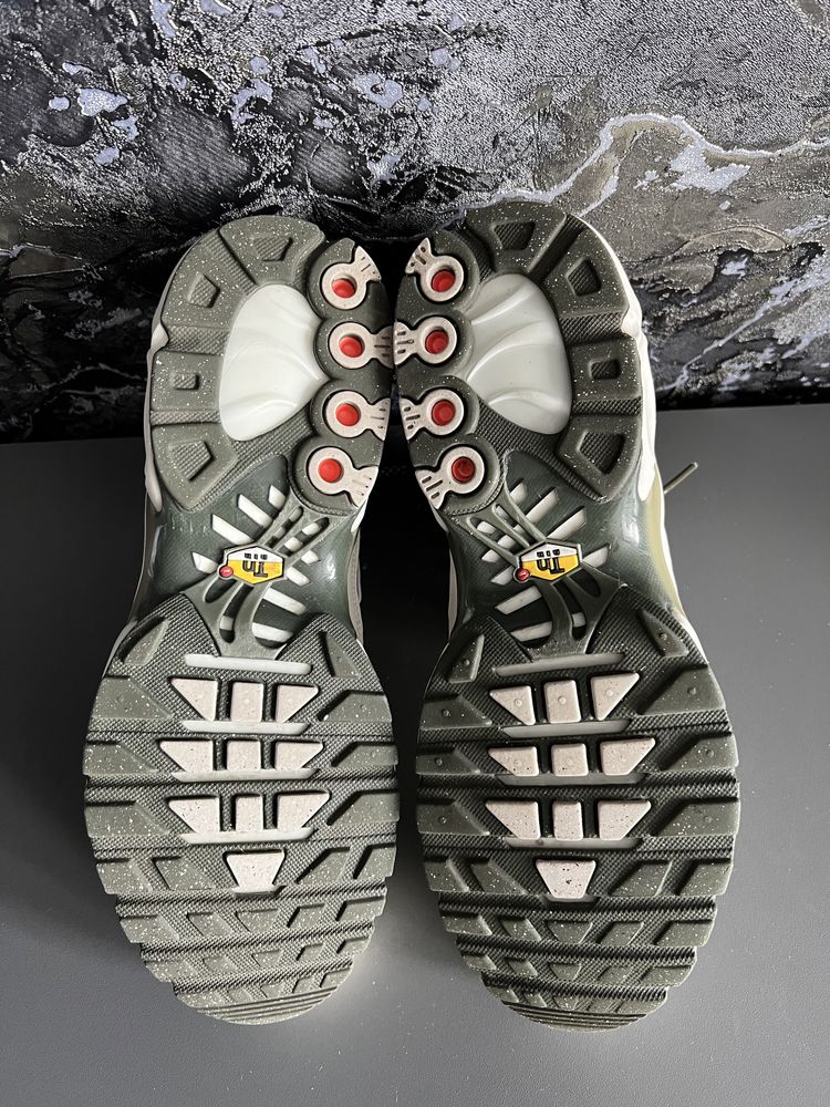 Кросівки чоловічі Nike Air Max Plus TN Light Bone Olive 41р