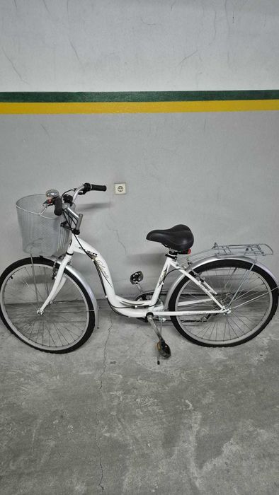 Bicicleta de senhora com cesto, roda 26 com 18 velocidades