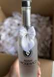 Białe kokardki ze złotą nicią na alkohol weselny