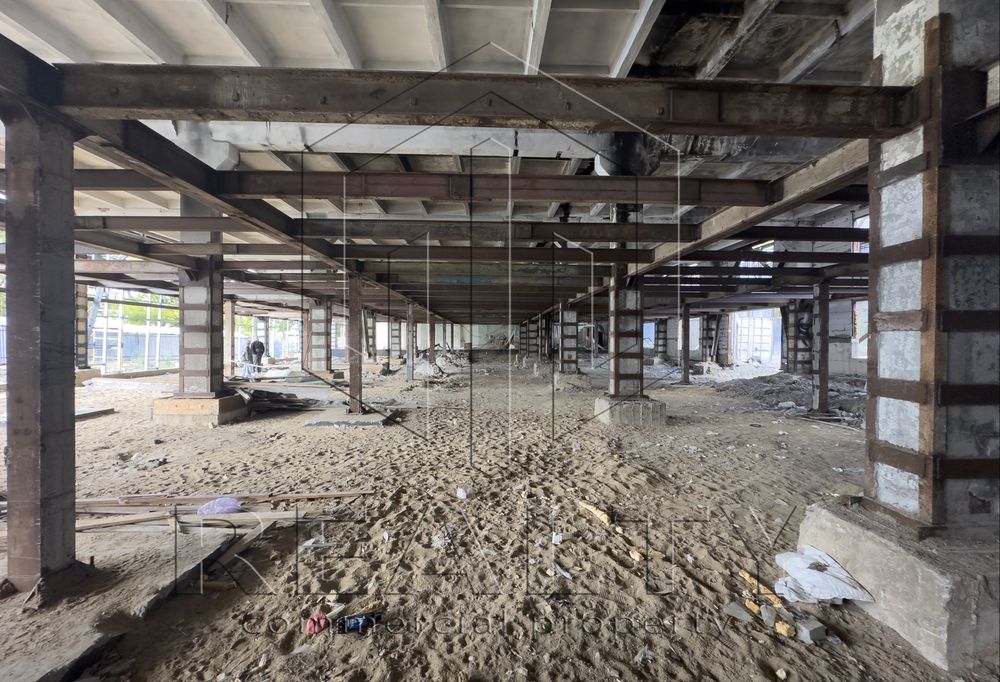 Фасадное помещение 1700 м² с парковкой – идеально для супермаркета