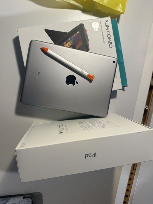 zestaw ipad, rysik i klaiwtaura logitech