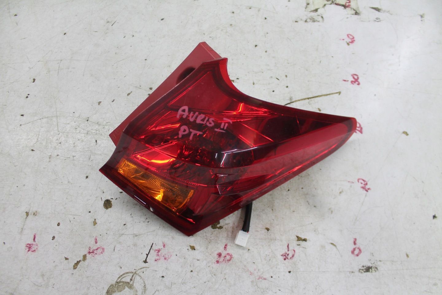 LAMPA PRAWY TYŁ TYLNA TOYOTA AURIS II E18 HB 12-15