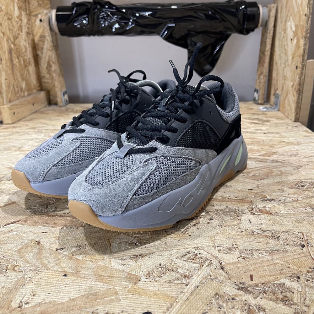 Чоловічі кросівки Adidas Yeezy Boost 700