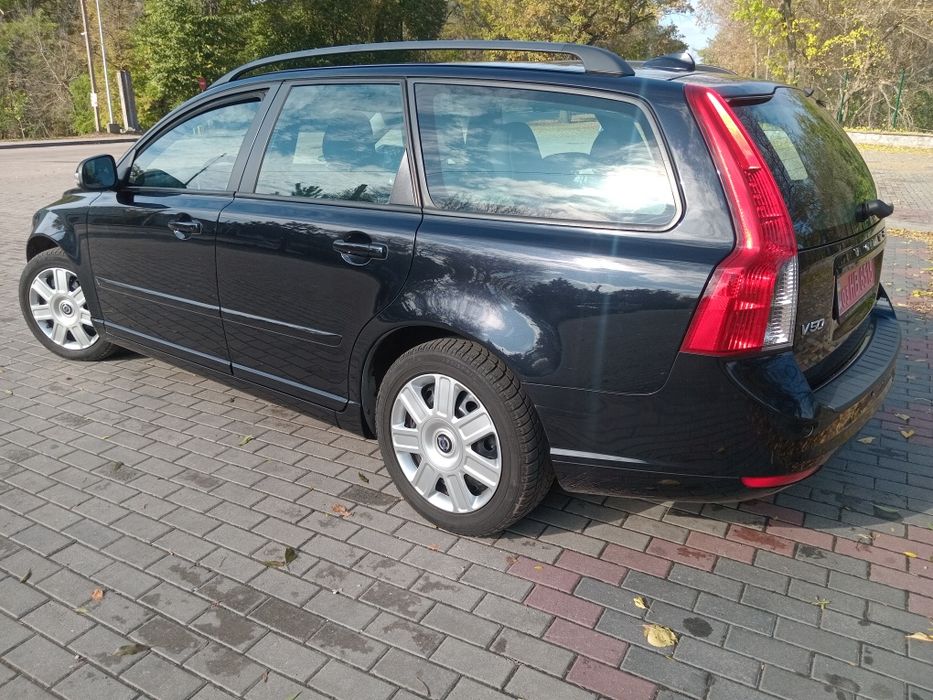 VOLVO V50.        .
