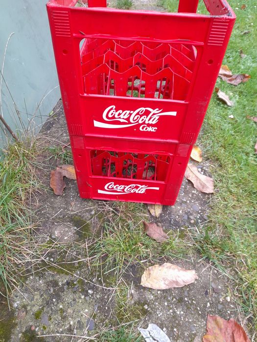 Sprzedam 2 czerwone skrzynki Coca Cola.