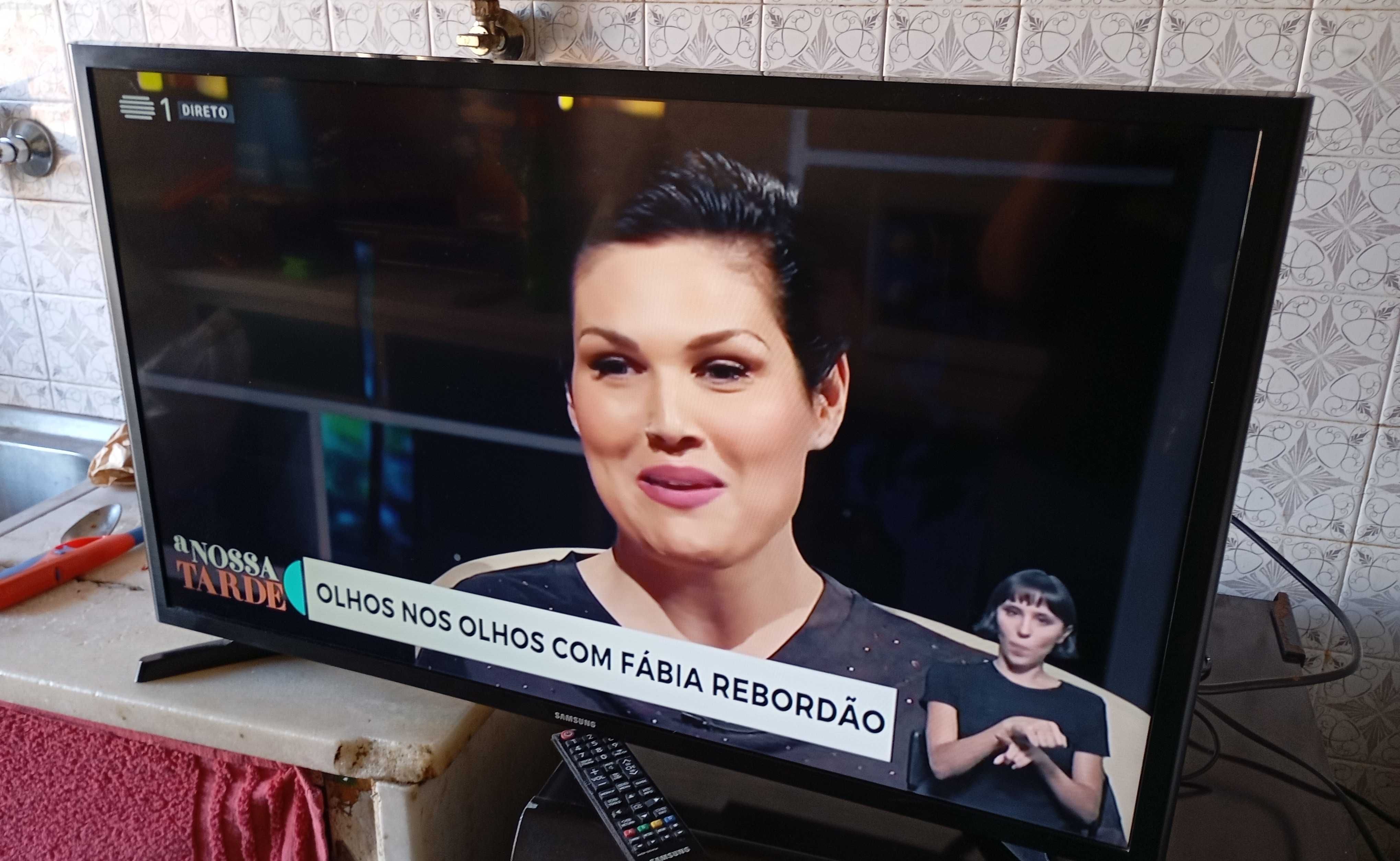 Televisão Samsung 32 polegadas com comando
