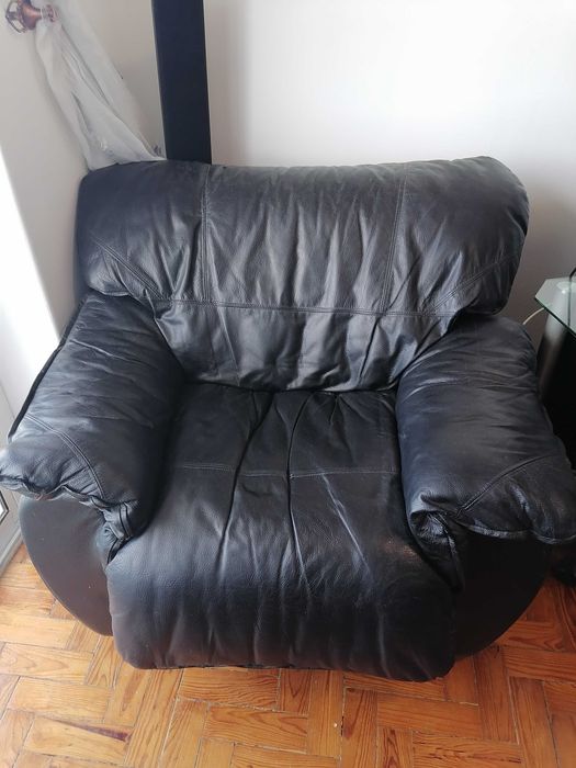 Sofá cadeirão cabedal preto para desocupar