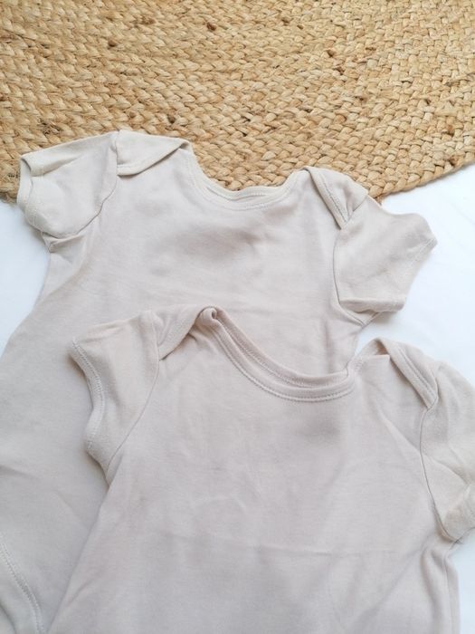 Pack de 5 Bodies Brancos e Beges de Bebé