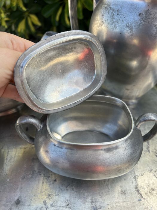 Conjunto de tabuleiro antigo e peças de estanho