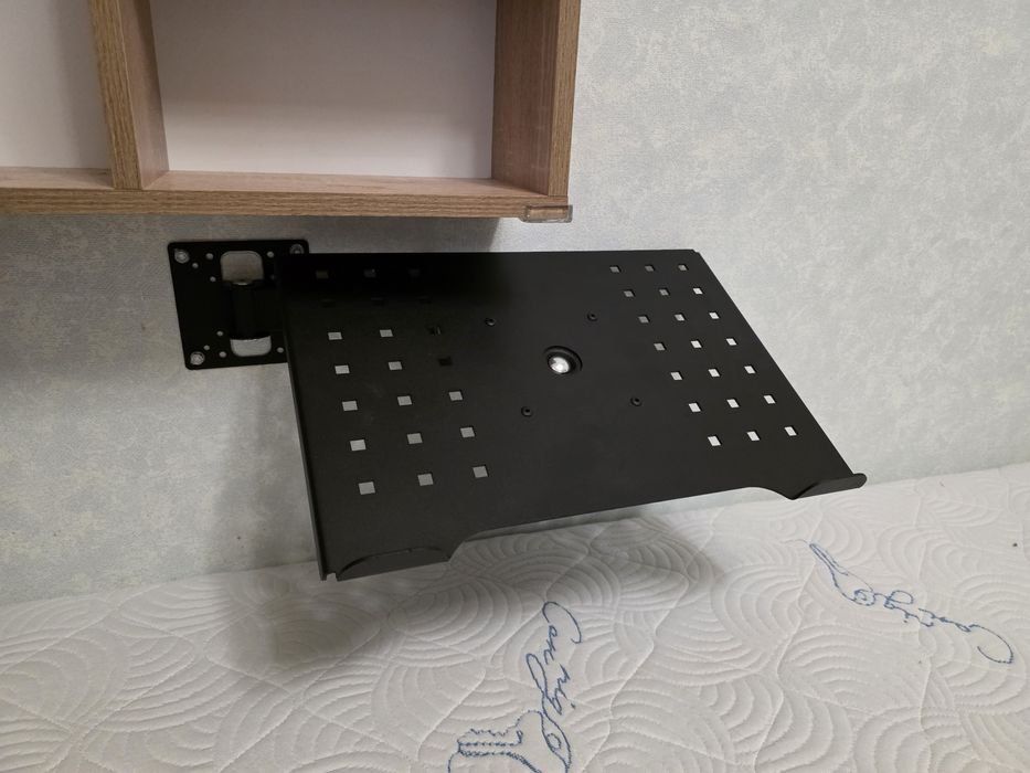 Подвесная полка для ноутбука с креплением на стену