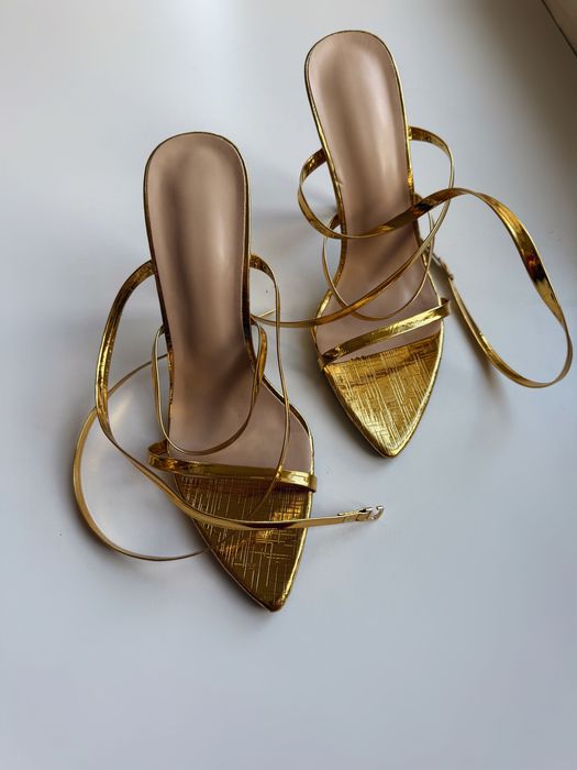 Золотисті каблуки з ремінцями