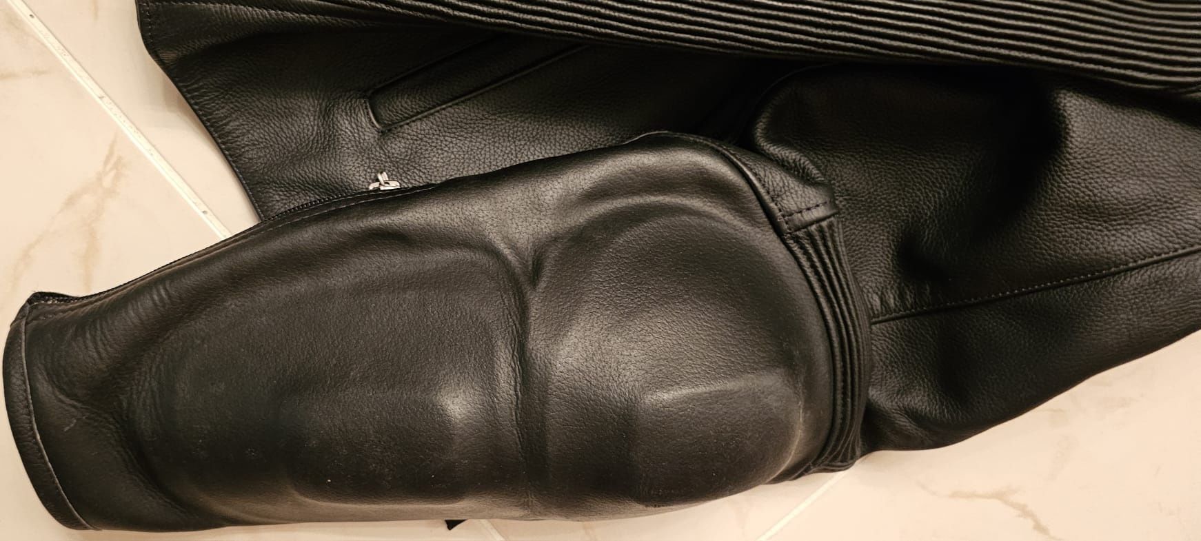 Blusão Dainese em pele com proteções em carbono