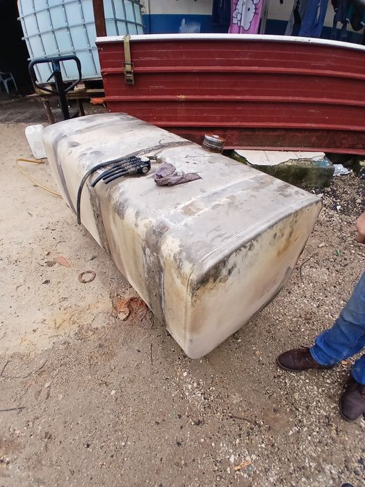 Vendo caixa de 600 litros