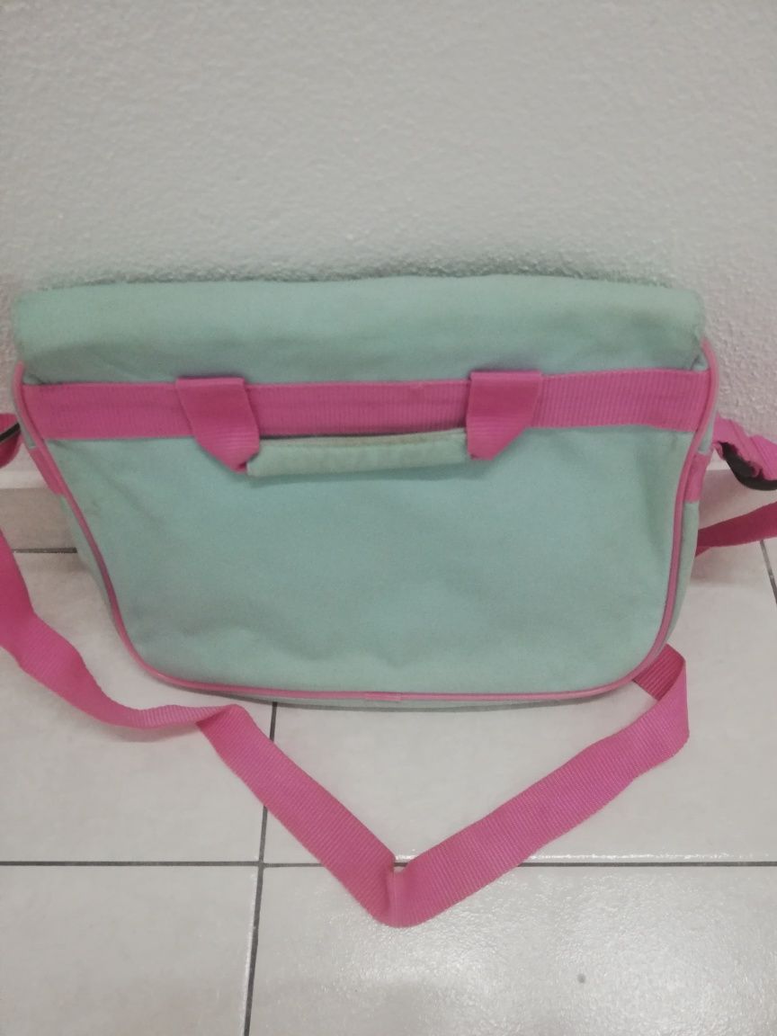 Mochila escolar de menina