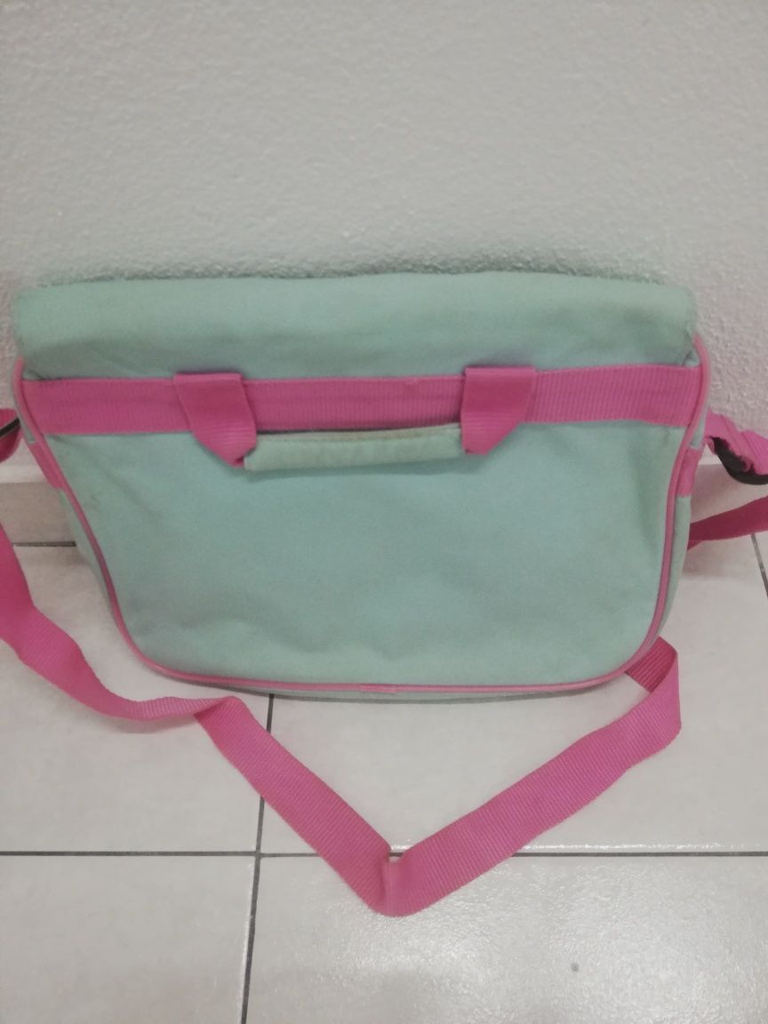 Mochila escolar de menina