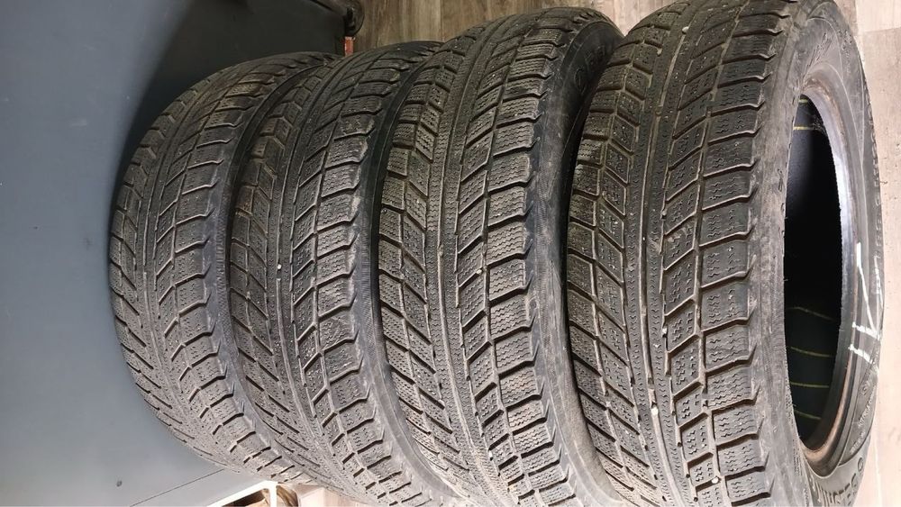 Резина зимня на авто 15r