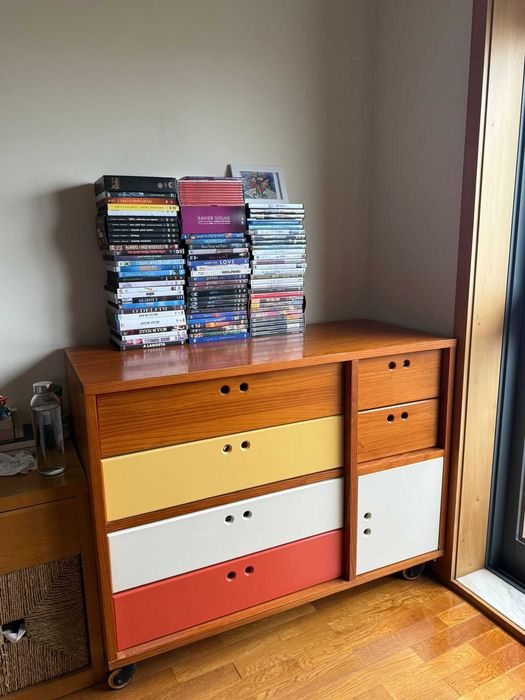 Cómoda colorida com rodas