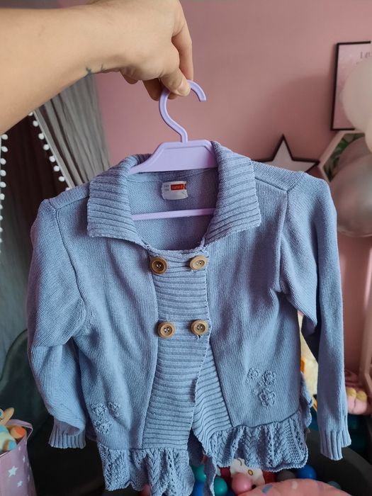 Sweterek dla dziewczynki z falbanką Name It