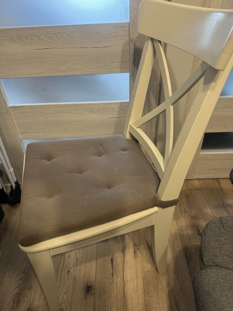 Białe krzesla Ikea 4 sztuki z podyszkami