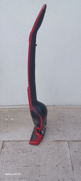 Aspirador vertical AEG sem carregador