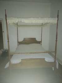 Varias camas antigas de madeira e ferro