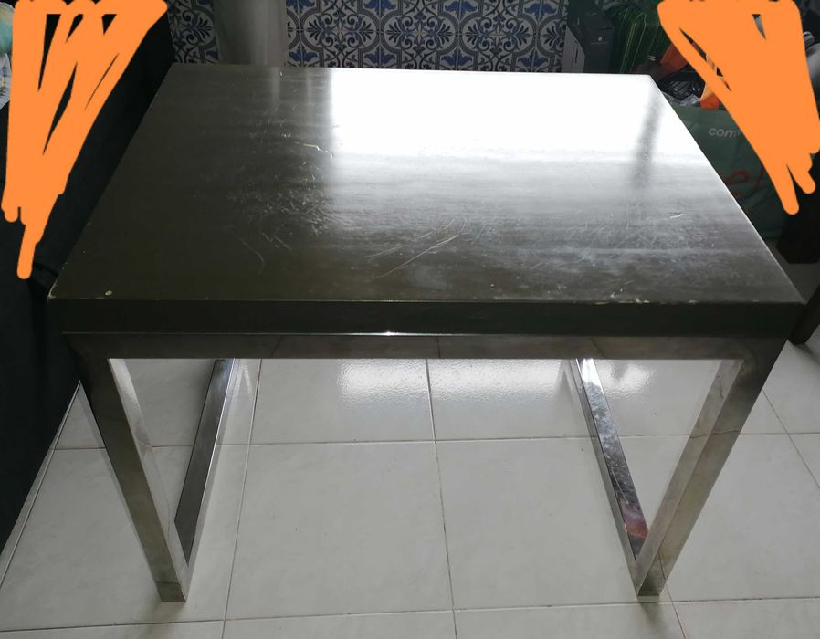 SUPER baixa de preço URGENTE. Cómoda e consolaCadeira ikea e mesa.