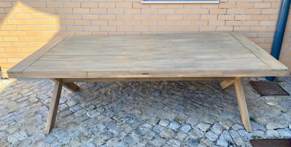 Mesa de exterior em madeira