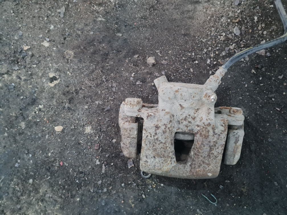 Zacisk hamulcowy przedni Mitsubishi Canter