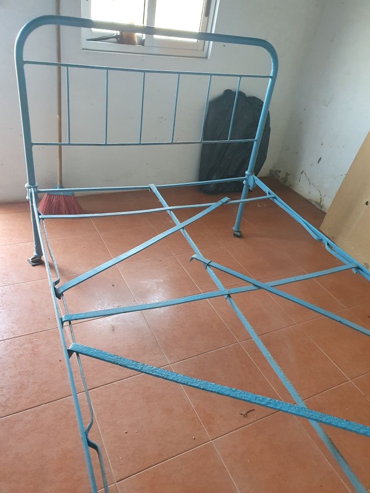 Cama de ferro antiga